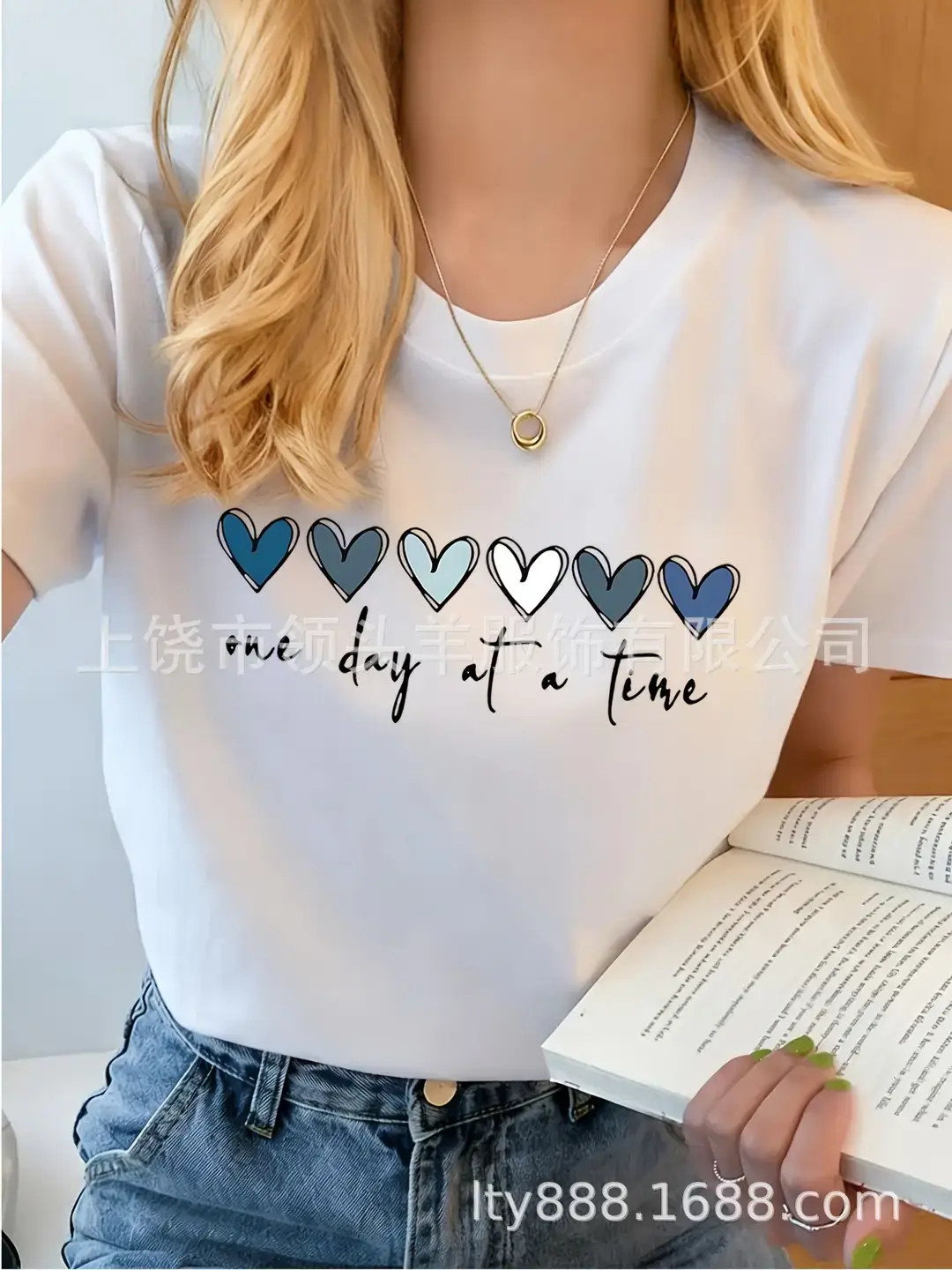 European and American Western Style Sketch Print Short-Sleeved T-Shirt for Women, Caramel Color, Round Neck, Loose Retro Casual Top