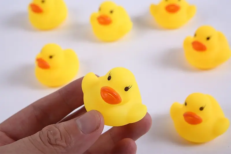 Bath and Water Play Little Yellow Duck Toy That Makes Noise, Duck Toy for Swimming Pool, Bathroom, Duck Toy for Milk Tea Shop, Small Gift — feature 3