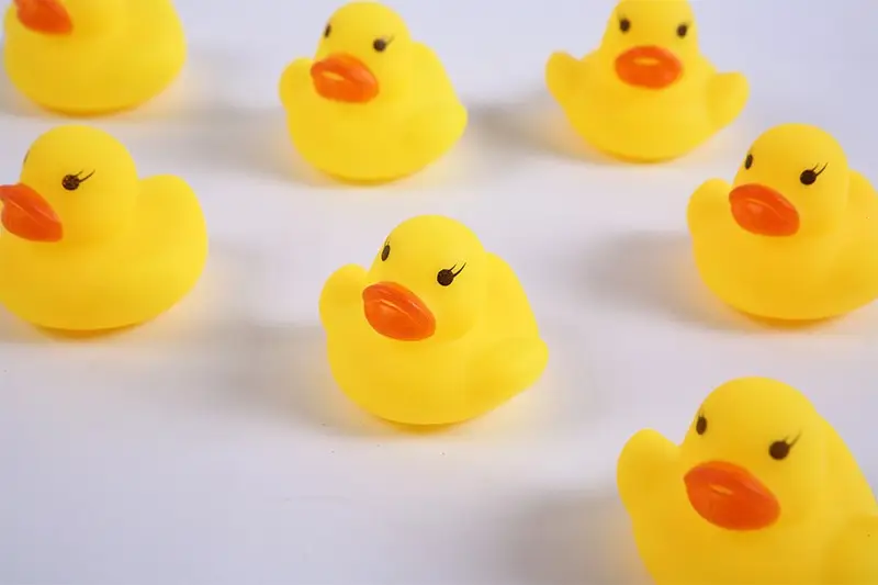 Bath and Water Play Little Yellow Duck Toy That Makes Noise, Duck Toy for Swimming Pool, Bathroom, Duck Toy for Milk Tea Shop, Small Gift — feature 6