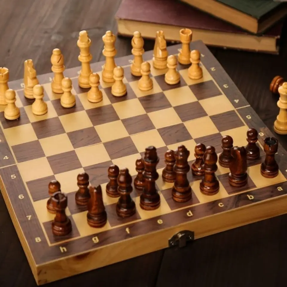 Chess Set Made of High-Quality Solid Wood, Foldable with Magnetic Attraction, Suitable for Beginners, Children, and Schools, Portable and Includes Go