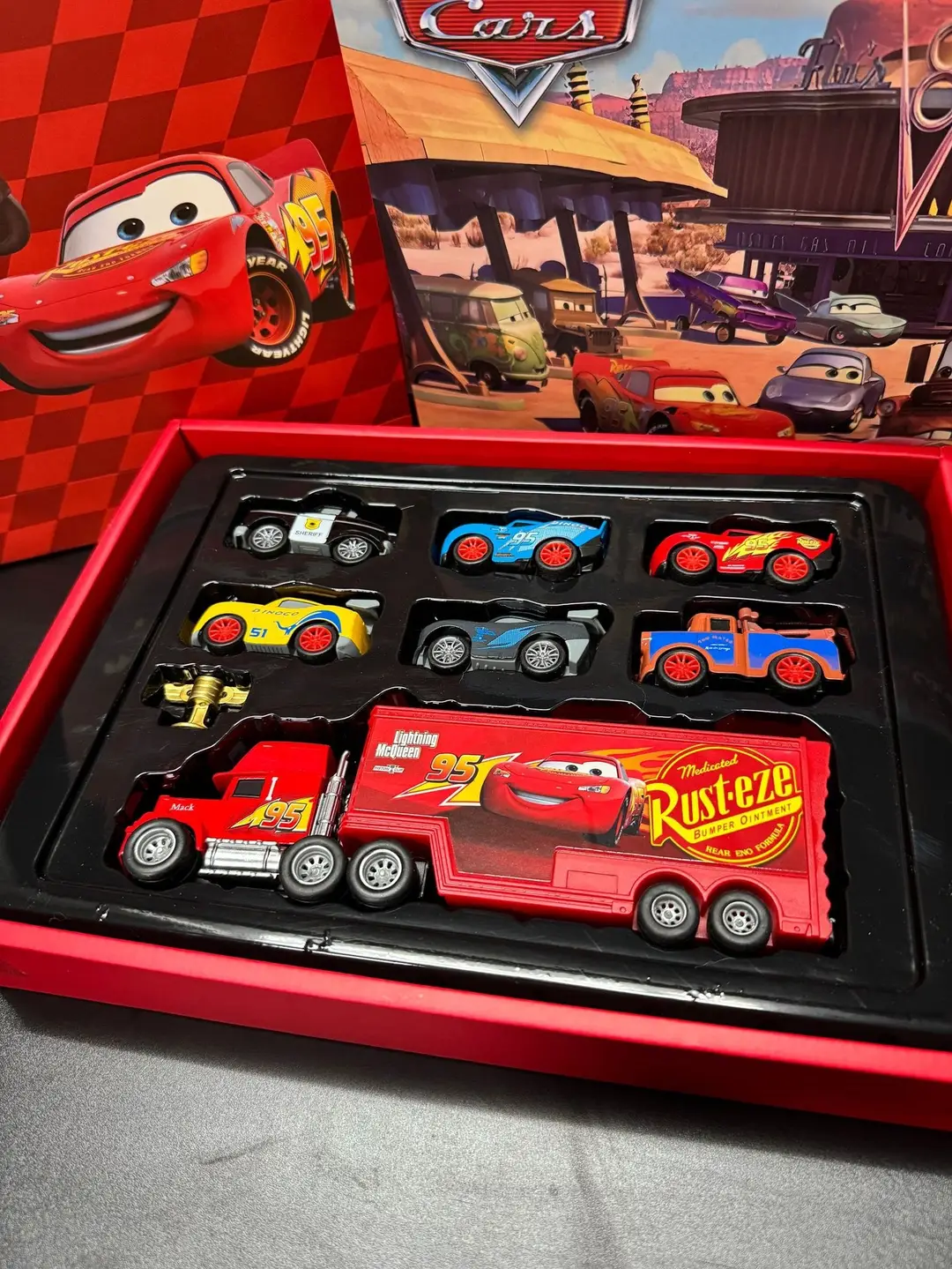 Q-Version Pull-Back Gift Box Cars 3 Lightning Mcqueen Uncle Mack 2 Alloy Car Children's Boys' Toy — feature 2