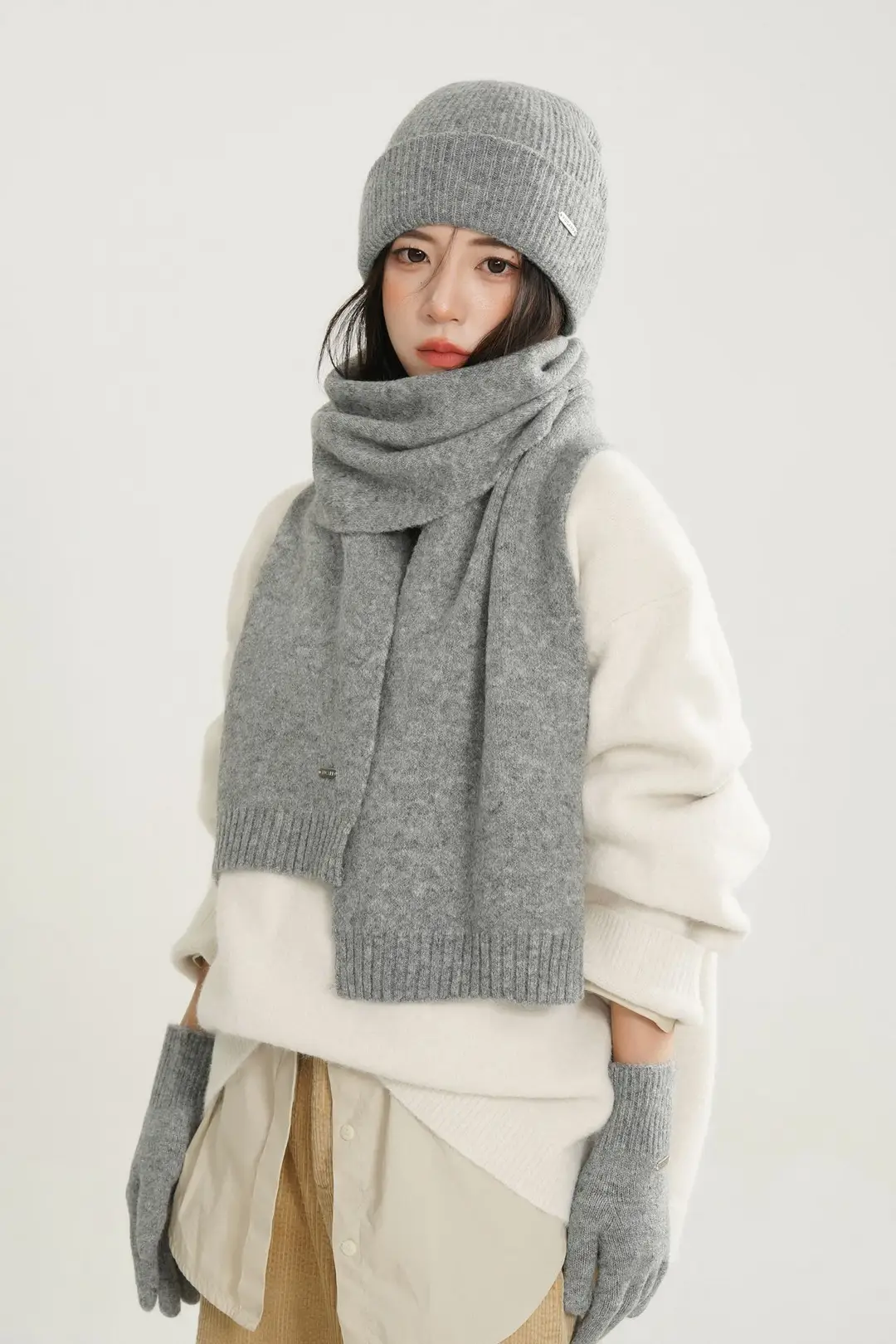 2026 New Wool Blend Knitted Hat, Scarf, and Gloves Three-Piece Set for Men and Women, Winter Warmth and Cold Protection, Touchscreen Compatible — feature 2