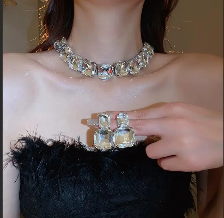 European and American style, featuring diamond-studded teardrop and geometric earrings and a necklace set, with a retro, courtly aesthetic, making it a fashionable and versatile accessory for women