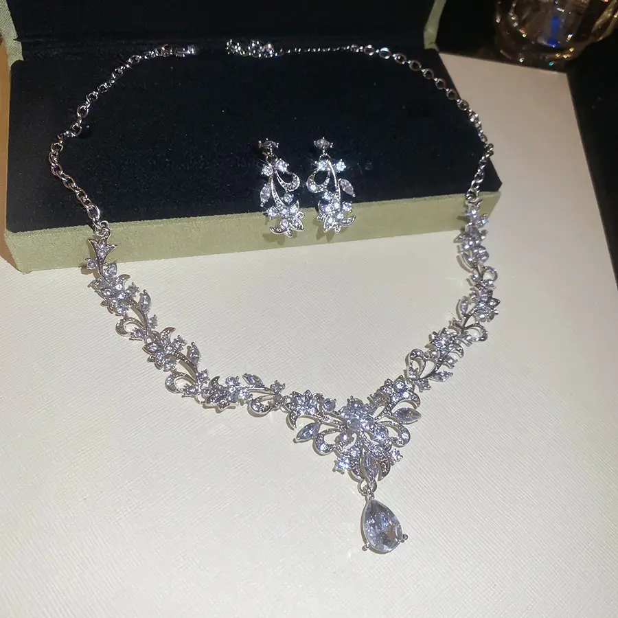 European and American style, featuring diamond-studded teardrop and geometric earrings and a necklace set, with a retro, courtly aesthetic, making it a fashionable and versatile accessory for women