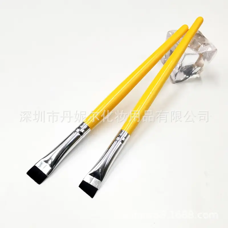 Red Flat Head Eyeliner Brush for Precision Application - Image 3
