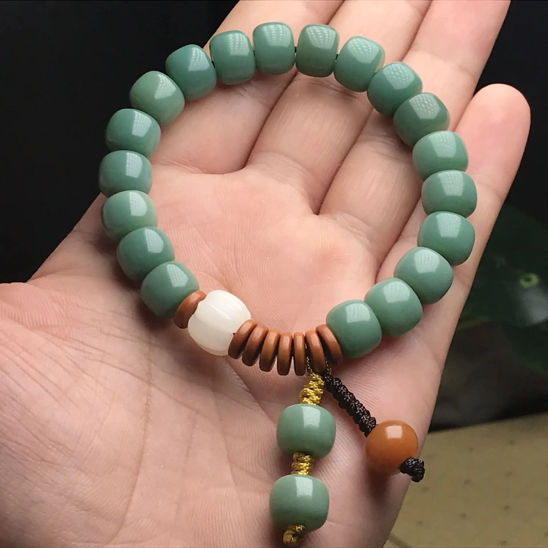 Natural Green Bodhi Root Bracelet Yin Leather Green Barrel Bead — feature 1