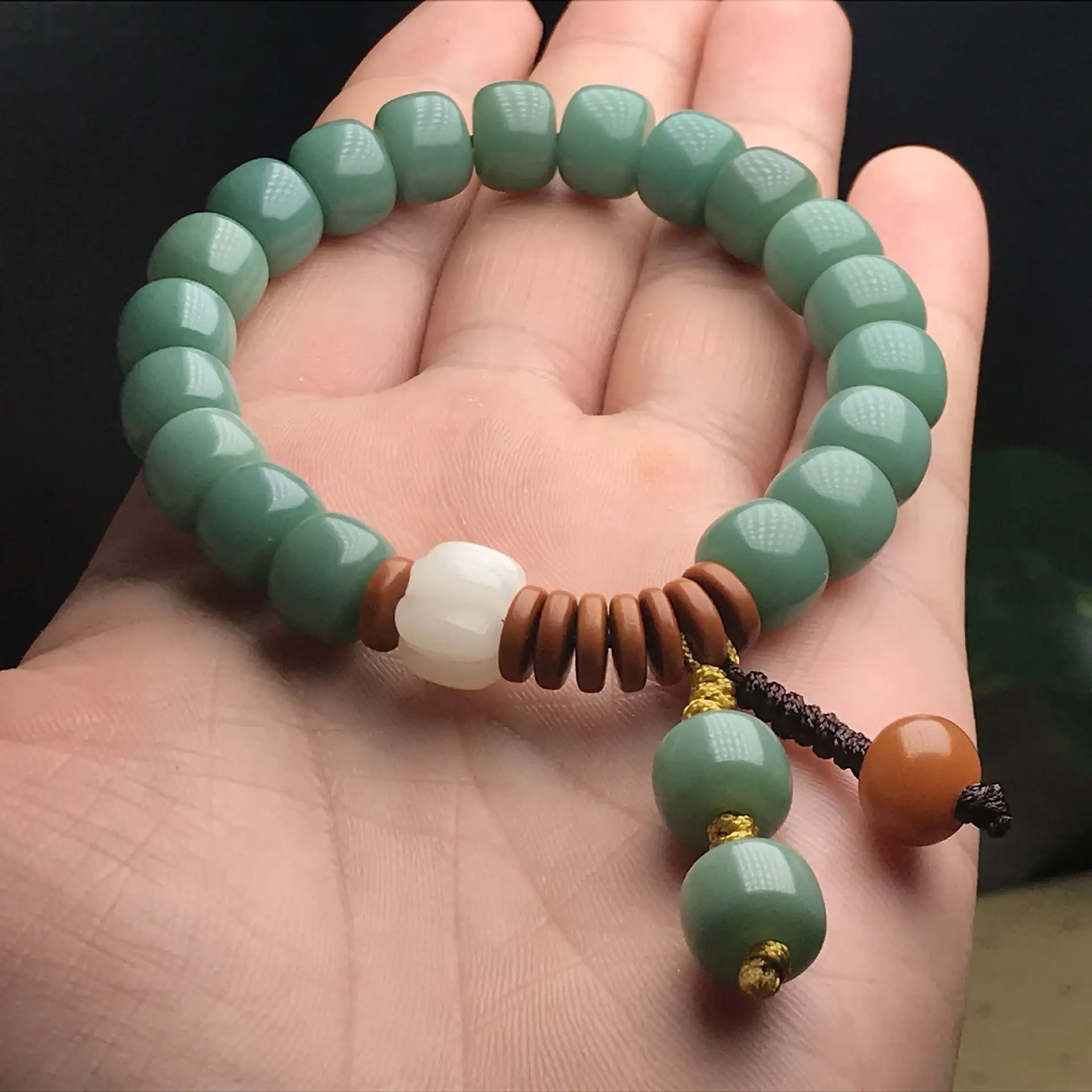 Natural Green Bodhi Root Bracelet Yin Leather Green Barrel Bead — feature 2