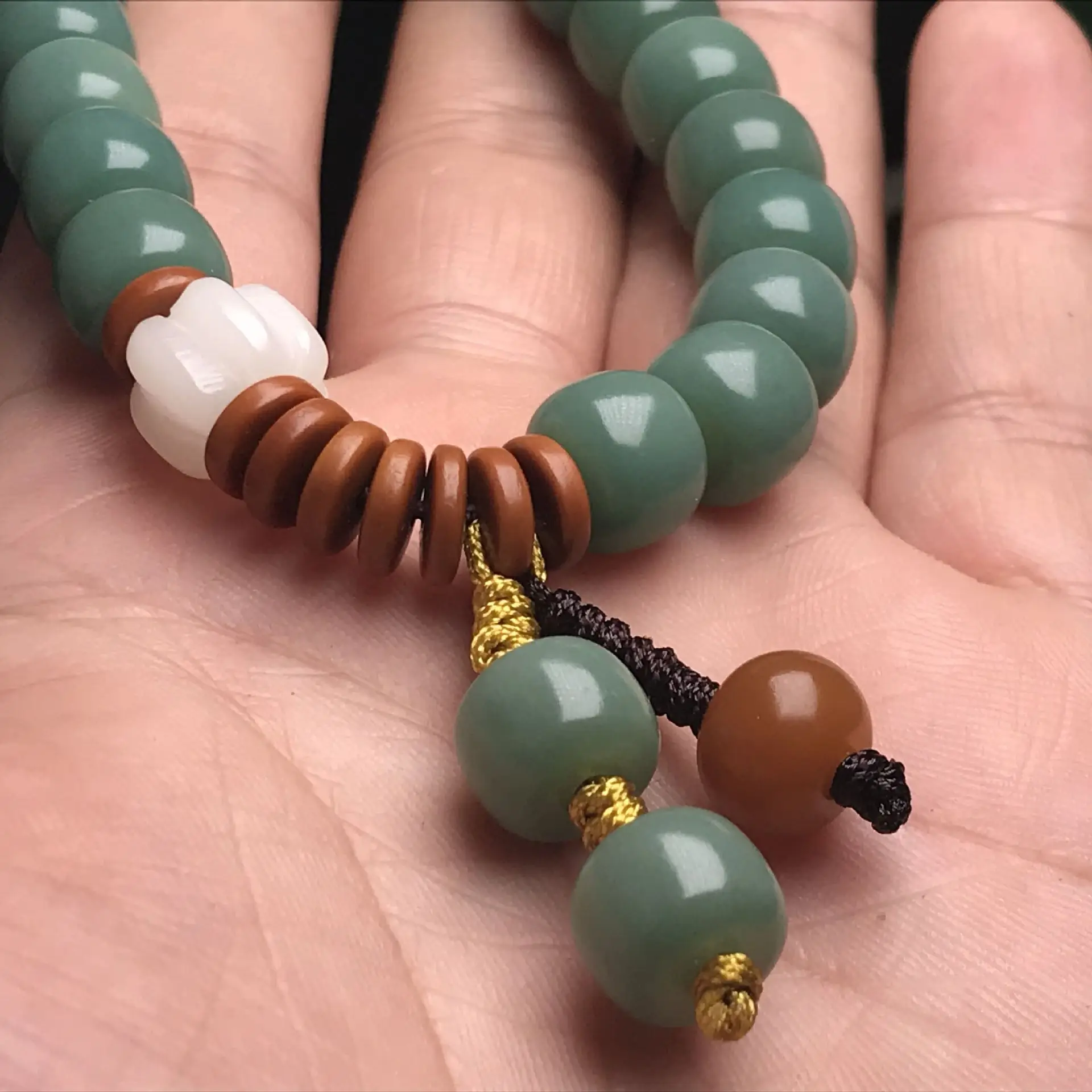 Natural Green Bodhi Root Bracelet Yin Leather Green Barrel Bead — feature 5