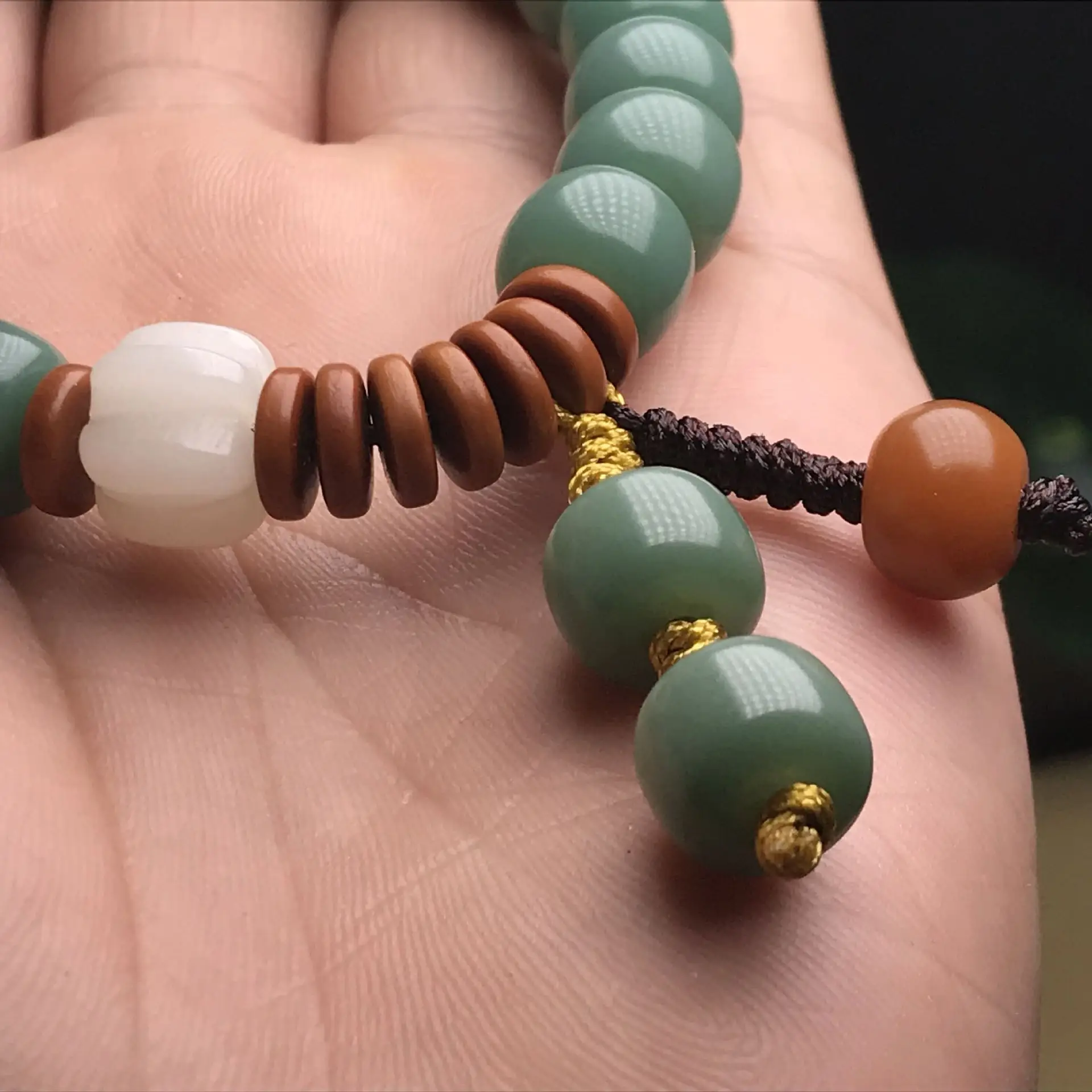 Natural Green Bodhi Root Bracelet Yin Leather Green Barrel Bead — feature 6