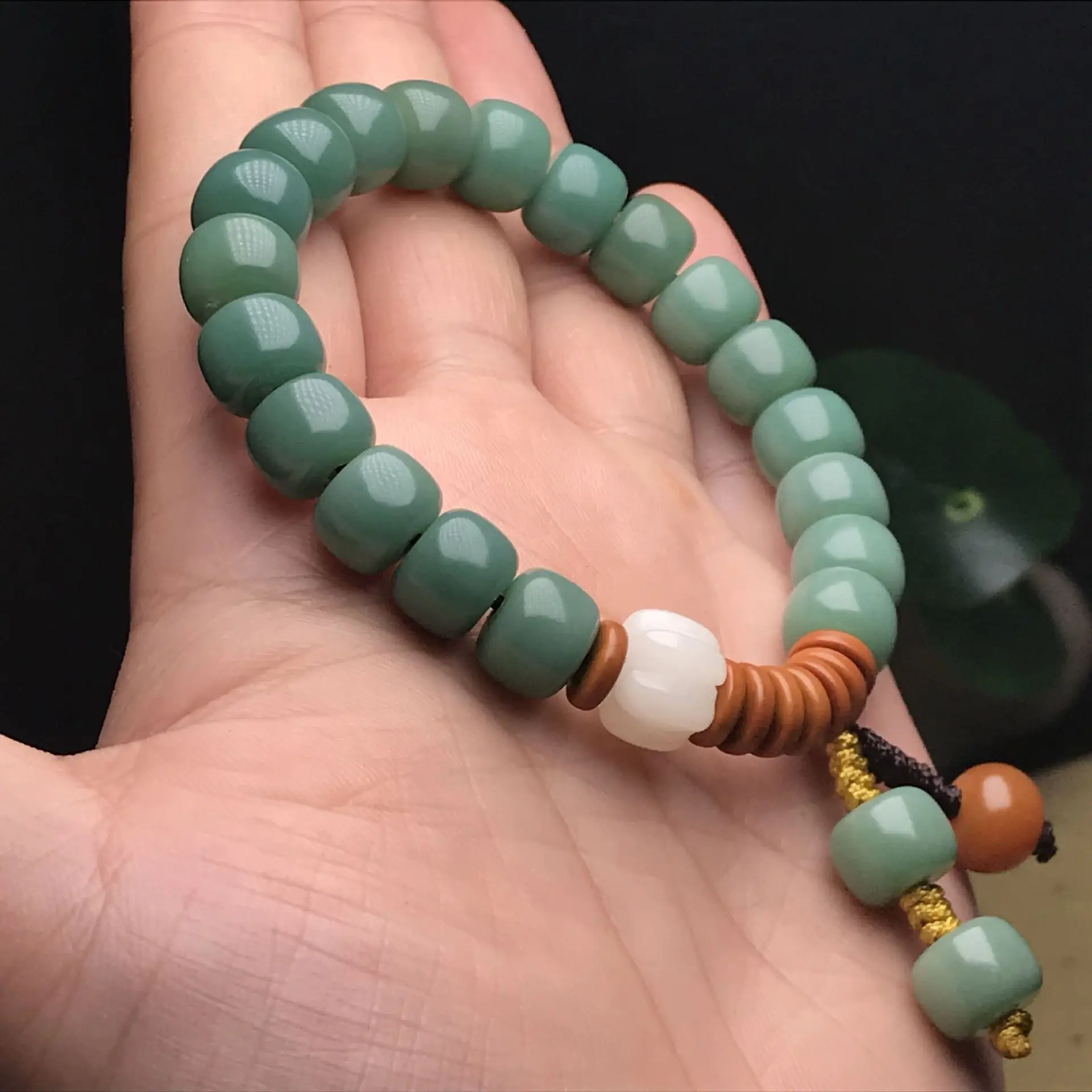 Natural Green Bodhi Root Bracelet Yin Leather Green Barrel Bead — feature 7