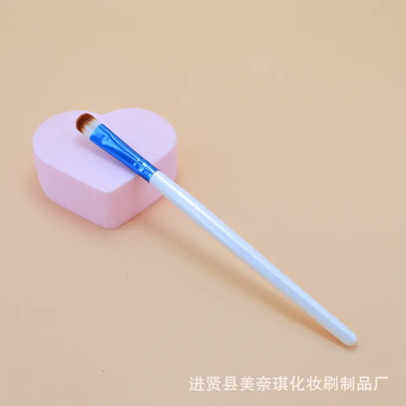 Wooden Eye Shadow Brush for Makeup Application - Image 2
