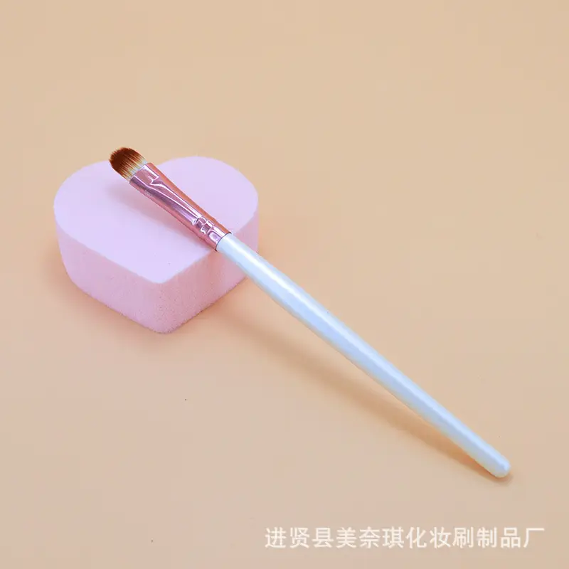 Wooden Eye Shadow Brush for Makeup Application - Image 3