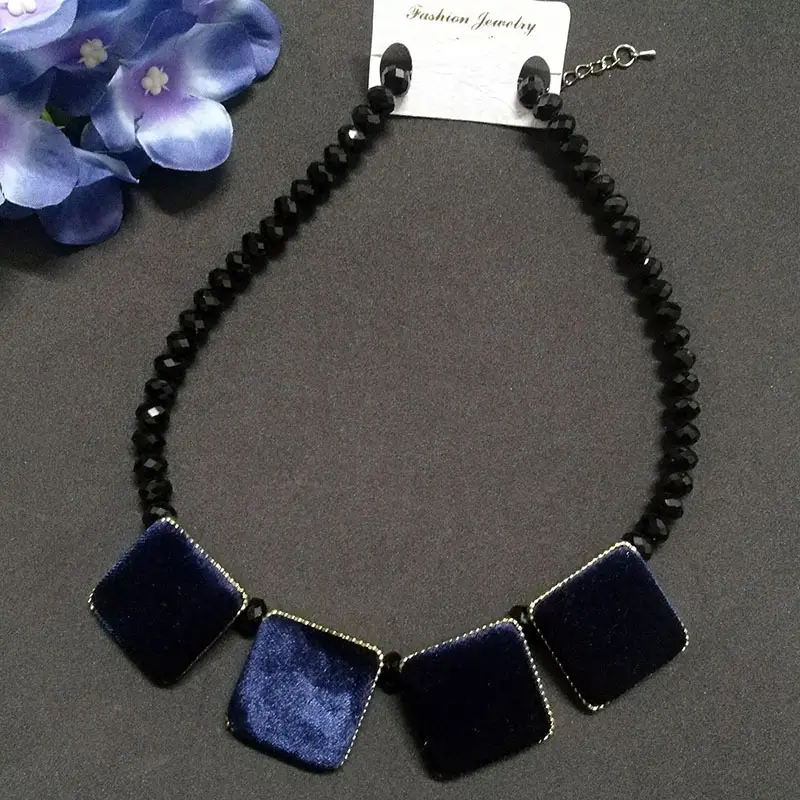 X404'' European and American Retro Style Velvet Round Square Geometric Pattern Contrasting Short Necklace Sweater Chain - Image 5