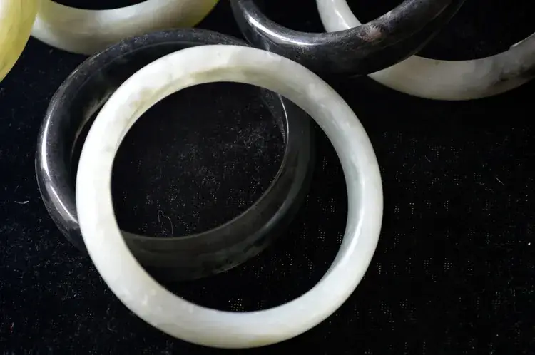 Natural Jade Bracelets Set of 10 White Black — feature 12