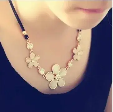 Exquisite Diamond Necklace for Women Wedding Collarbone Style — feature 19