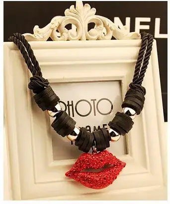 Exquisite Diamond Necklace for Women Wedding Collarbone Style — feature 3