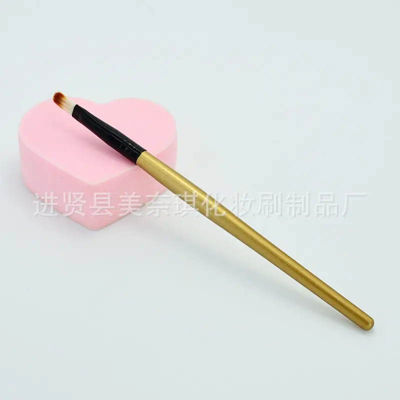 Multi-Color Wooden Lip Brushes for Makeup Application - Image 3