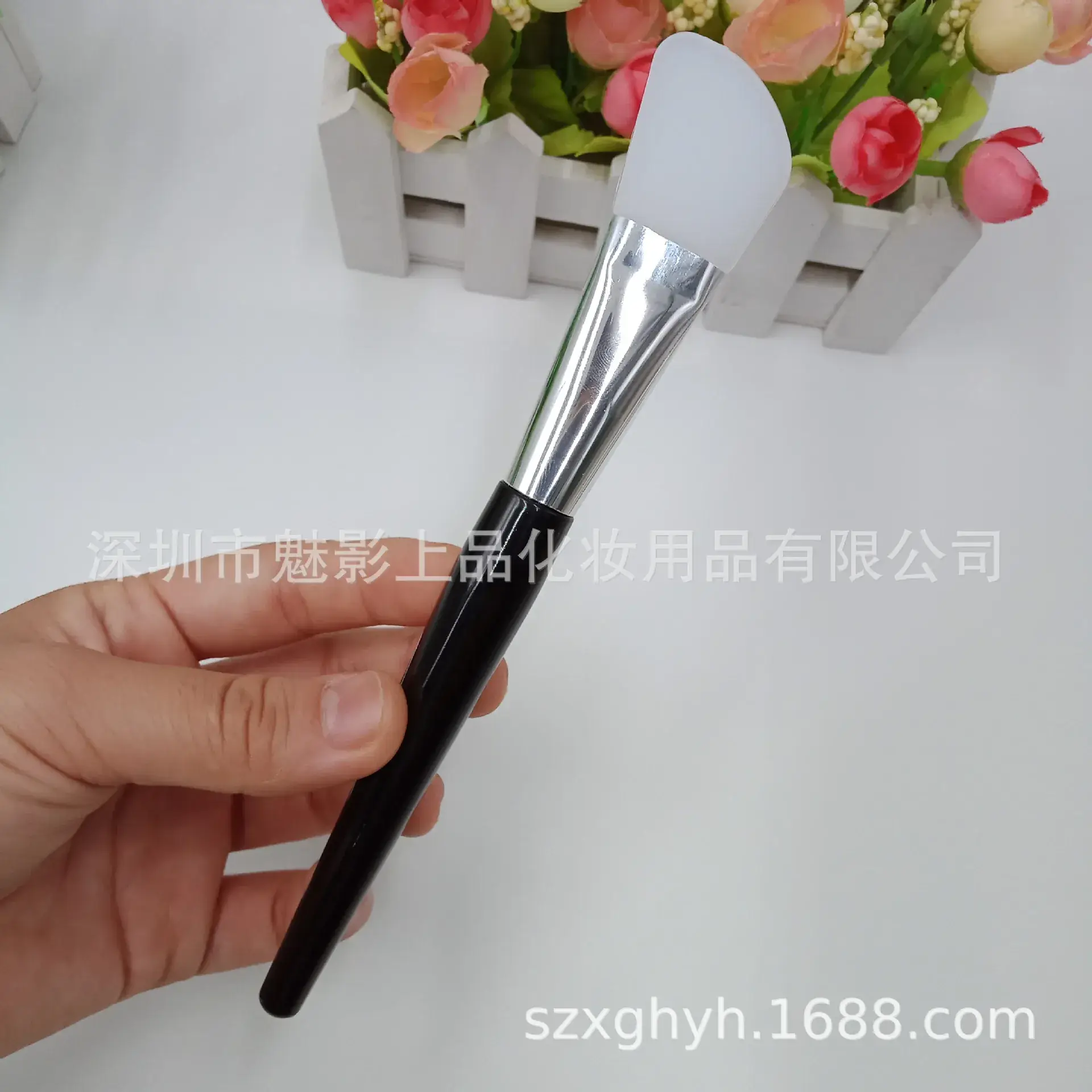 Silicone Mask Brush for Mud Application, Ultra-Soft Mixing Tool, Easy Clean, Celebrity Style