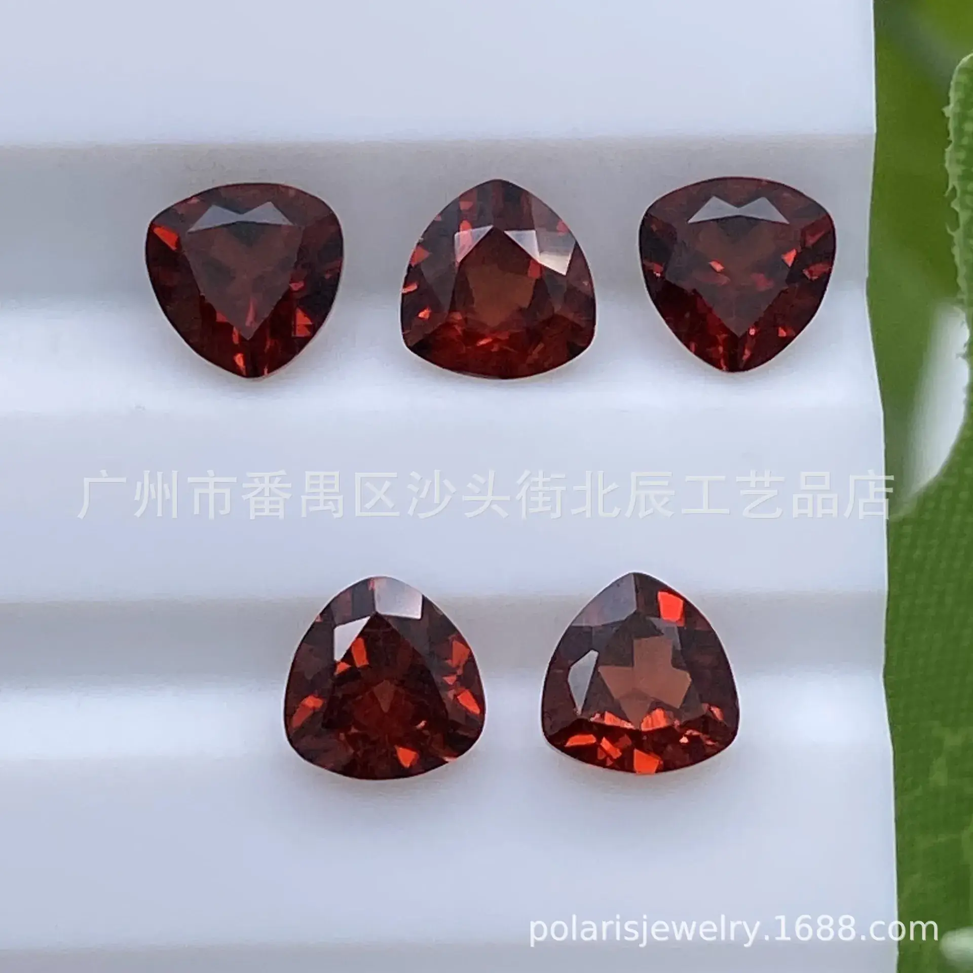 Natural Garnet Fertilizer Triangle Crystal Clean Stone Surface 4.0-10.0mm - Image 2