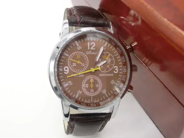 Men's Quartz Watch with 6-Pin Screw and Leather Strap - Image 5