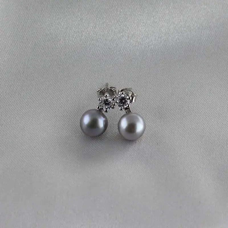Elegant Women's Six-Claw Pearl Earrings - Image 2