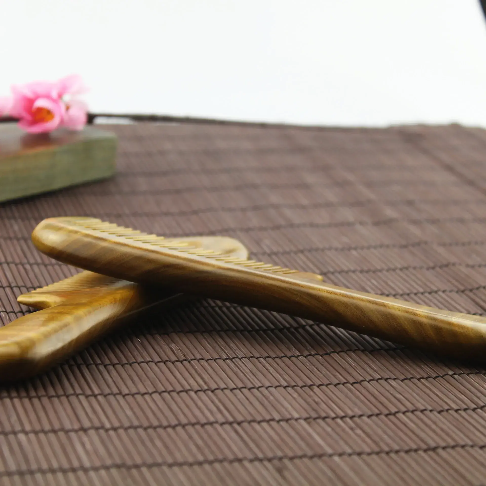 Natural Green Sandalwood Hair Loss Comb Long Handle - Image 3