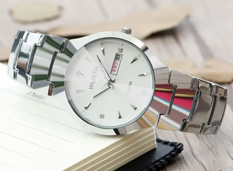 Swiss Brand Luminous Men's Quartz Watch - Image 4