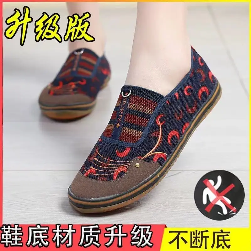 Old Beijing Non-Slip Leaf-Patterned Cloth Shoes for Dance, Suitable for Middle-Aged and Elderly Women, Slip-On Shoes with Soft Soles - Image 13