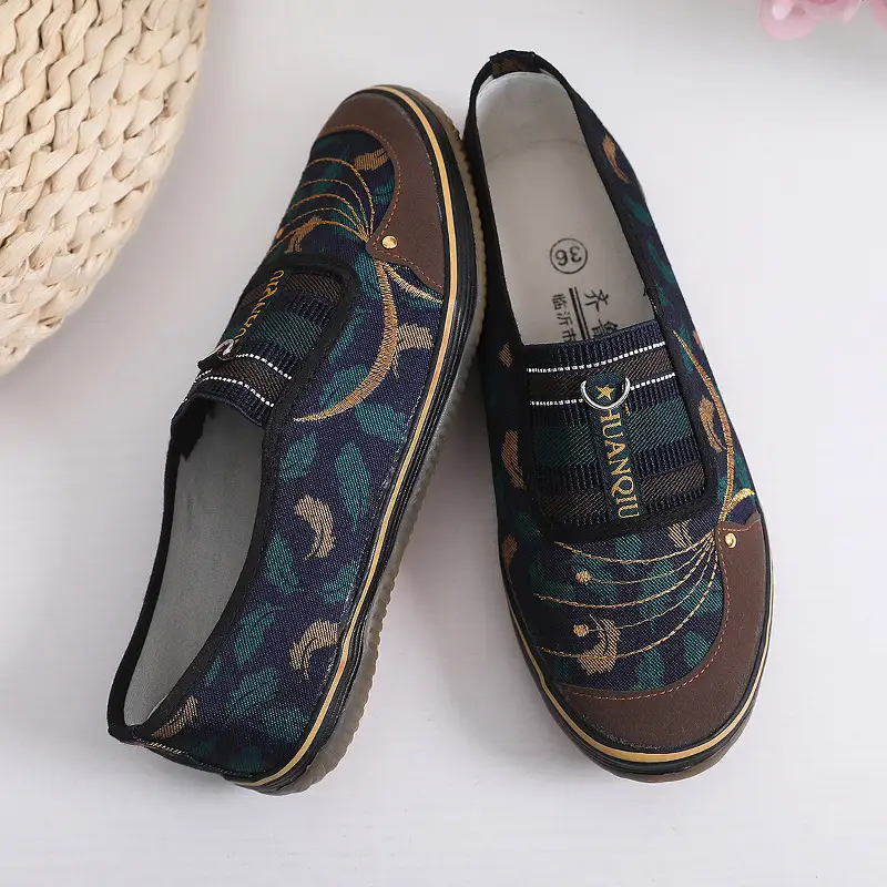 Old Beijing Non-Slip Leaf-Patterned Cloth Shoes for Dance, Suitable for Middle-Aged and Elderly Women, Slip-On Shoes with Soft Soles - Image 2