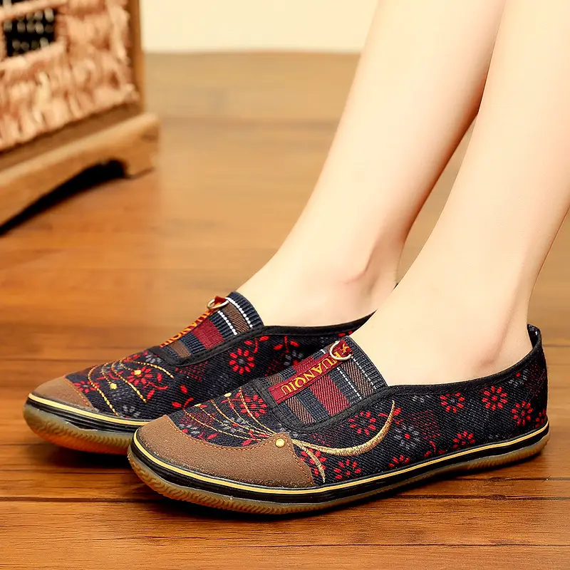 Old Beijing Non-Slip Leaf-Patterned Cloth Shoes for Dance, Suitable for Middle-Aged and Elderly Women, Slip-On Shoes with Soft Soles - Image 7
