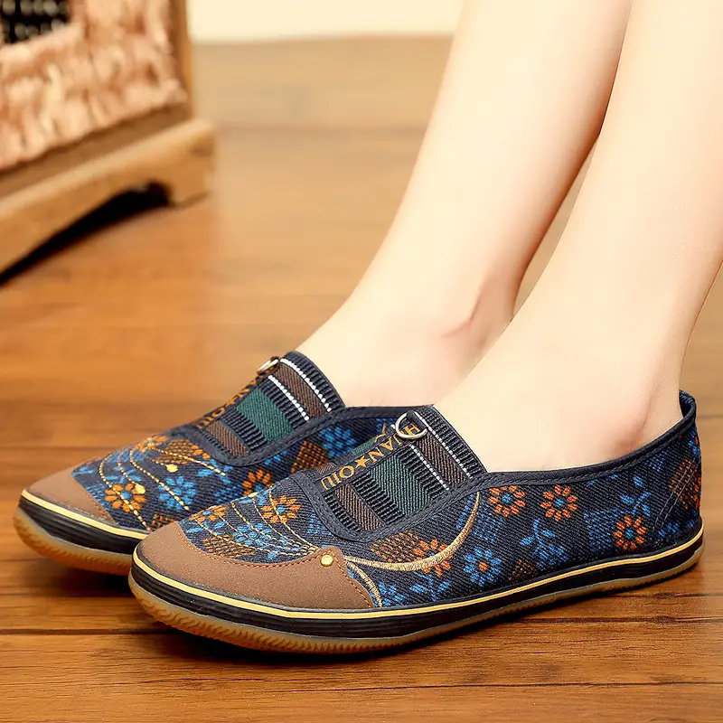 Old Beijing Non-Slip Leaf-Patterned Cloth Shoes for Dance, Suitable for Middle-Aged and Elderly Women, Slip-On Shoes with Soft Soles - Image 8