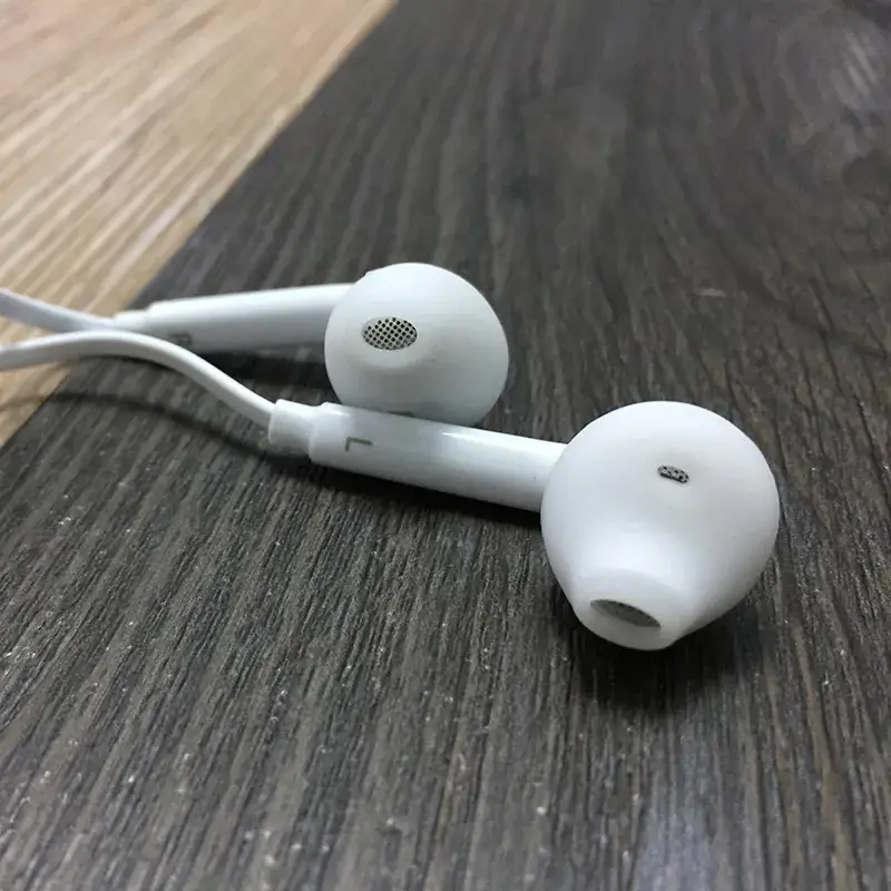 Wire-Control Tuned Bass Earplugs for iPhone - Image 2