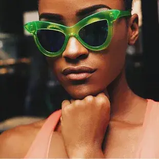 Korean Oval Sunglasses Alien Star Design — feature 2