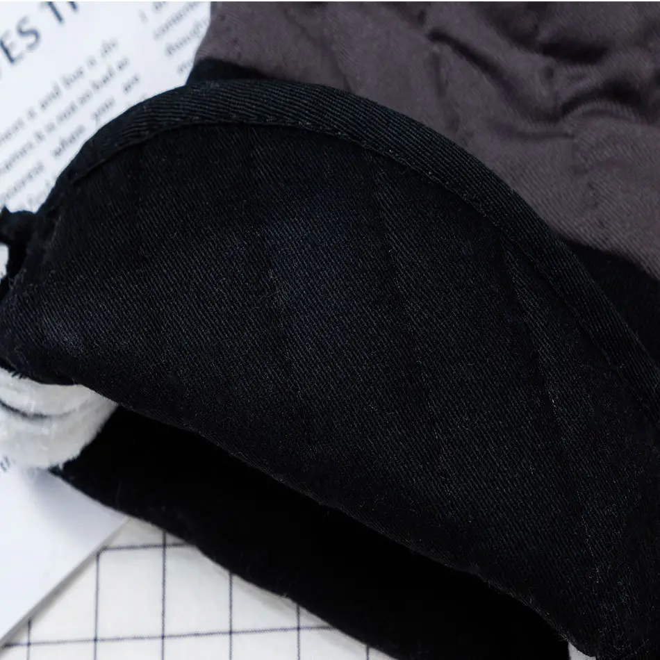 Black Duckbill Insulated Oven Gloves for Women - Image 5