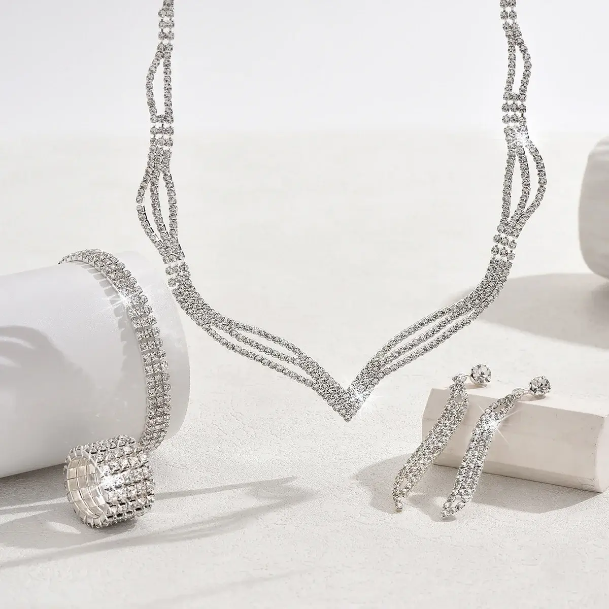 Bridal Jewelry Set with Rhinestone Claws & Necklace — feature 4