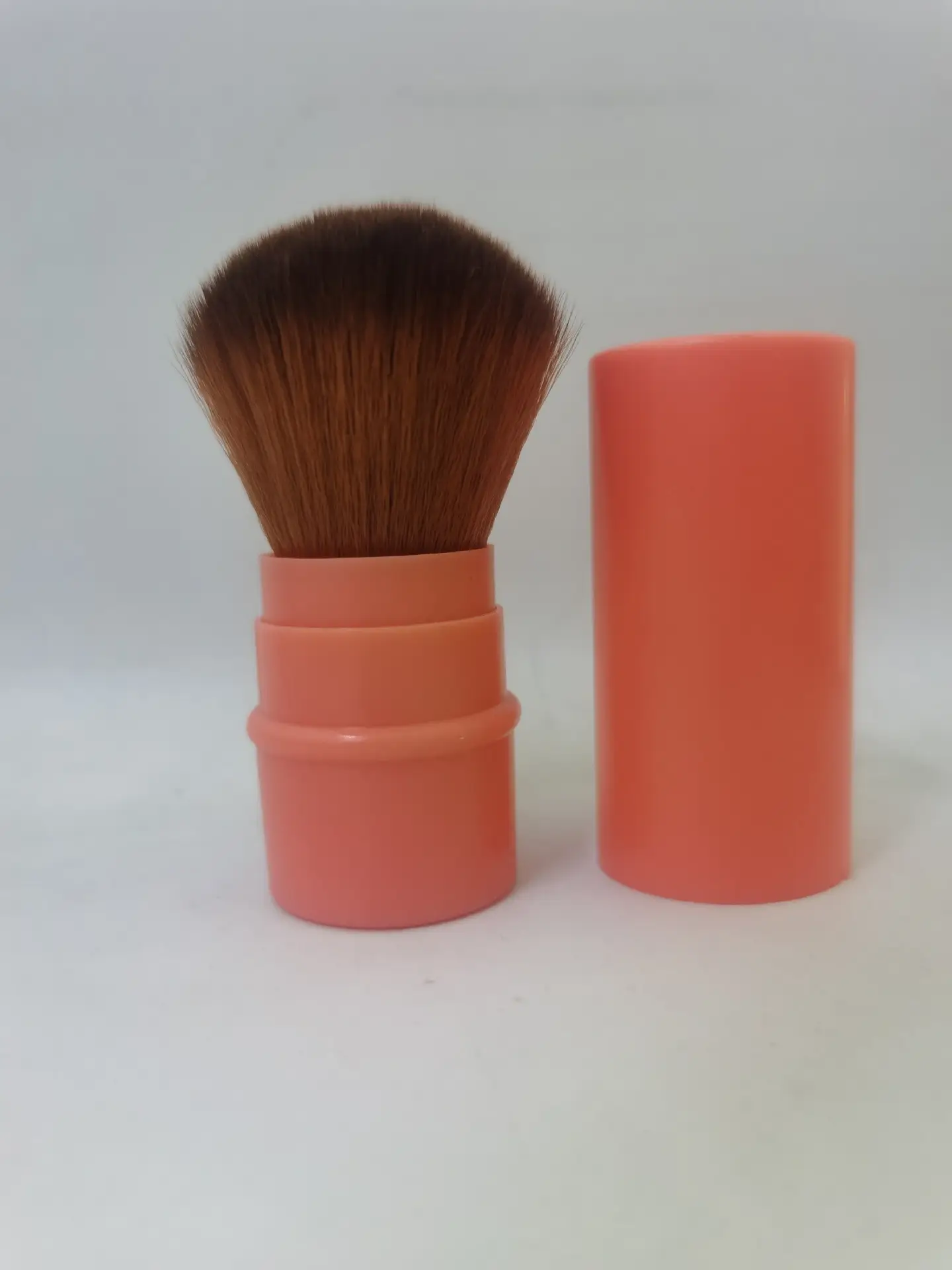 Gold Retractable Makeup Brush with Nylon Bristles — feature 12