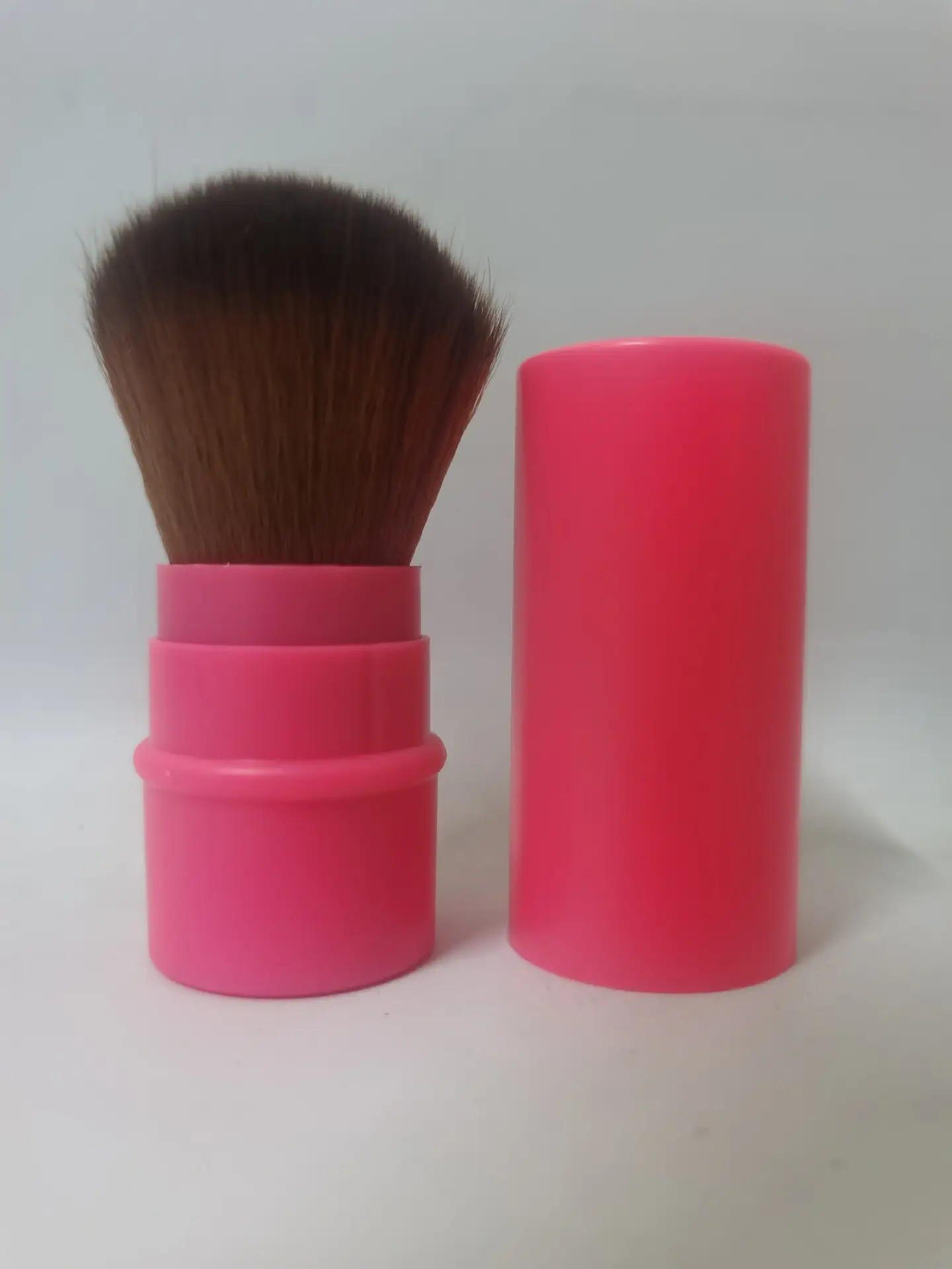 Gold Retractable Makeup Brush with Nylon Bristles — feature 13