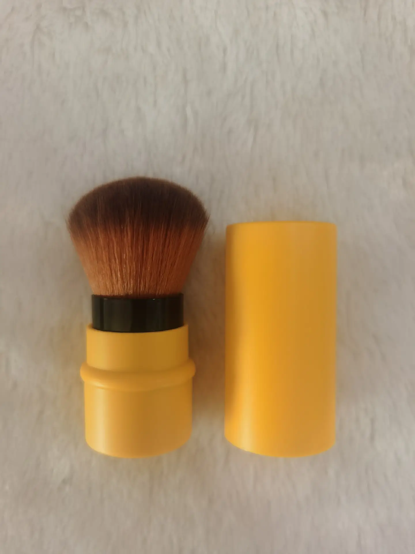 Gold Retractable Makeup Brush with Nylon Bristles — feature 14
