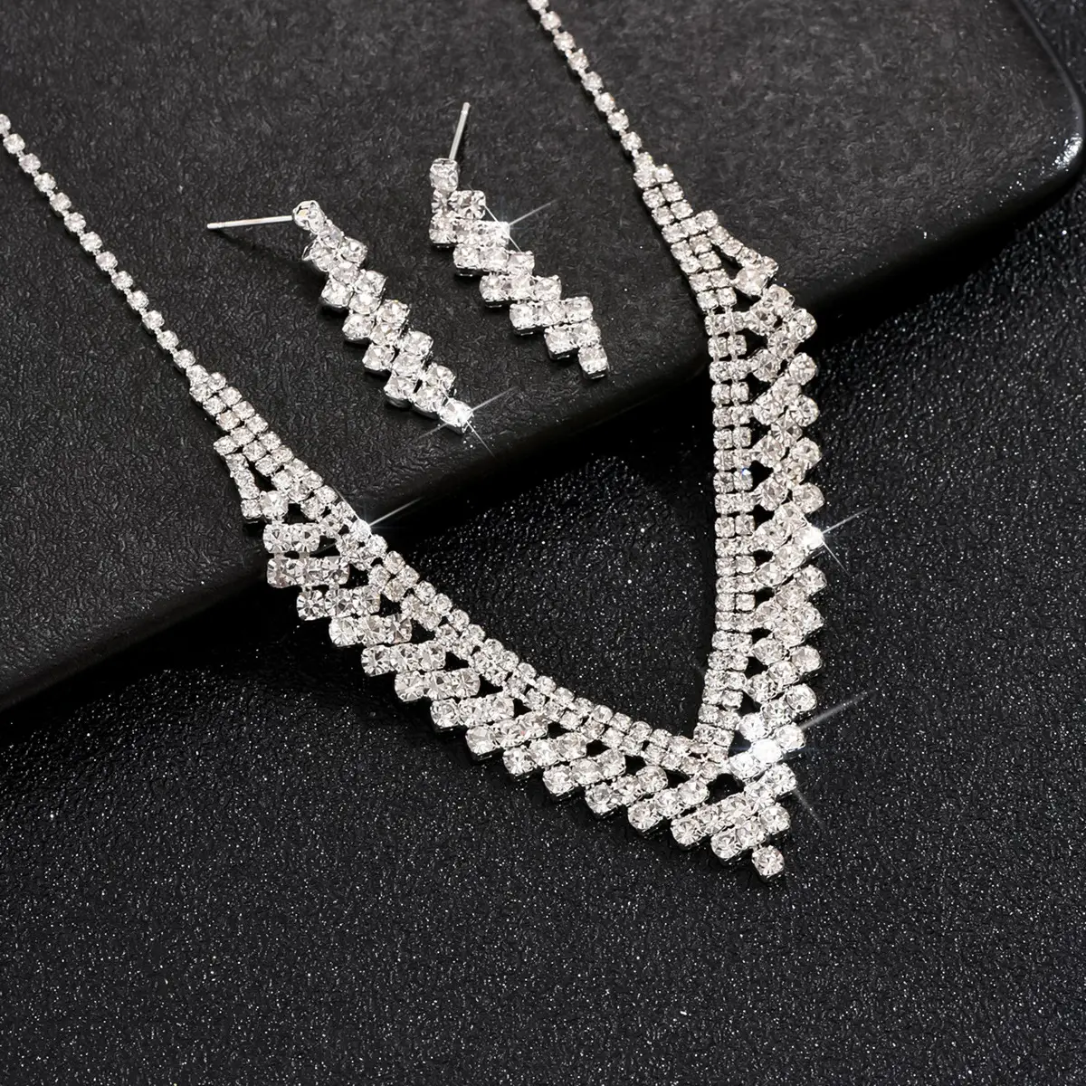 Bright Rhinestone Claw Chain Necklace & Earrings Set - Image 4
