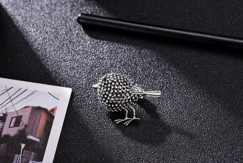 Retro Bird Diamond Brooch Gold Plated — feature 6