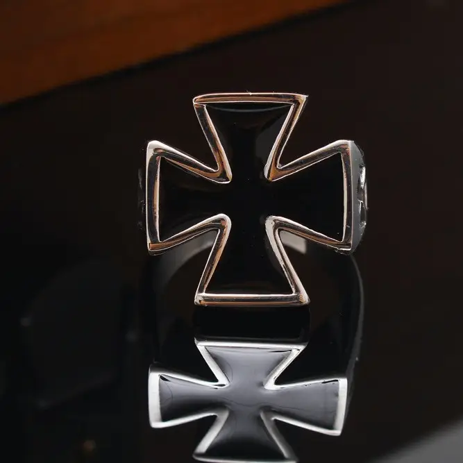 Men's Crossed Star Titanium Ring with Exaggerated Design - Image 2