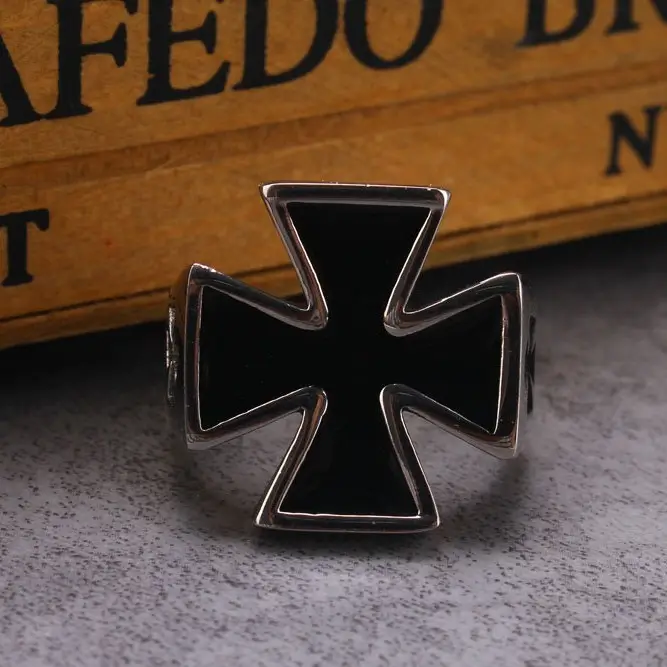 Men's Crossed Star Titanium Ring with Exaggerated Design - Image 3