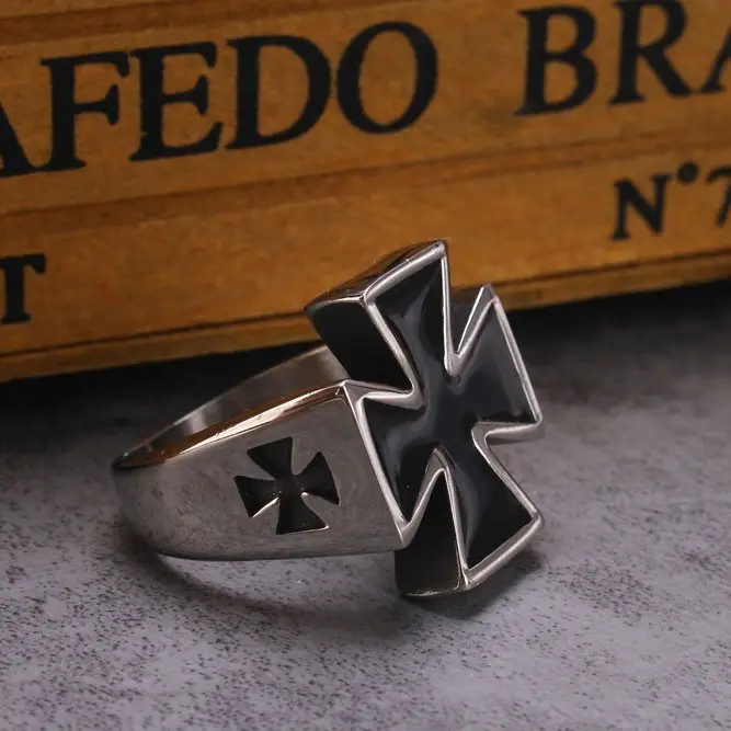 Men's Crossed Star Titanium Ring with Exaggerated Design - Image 4