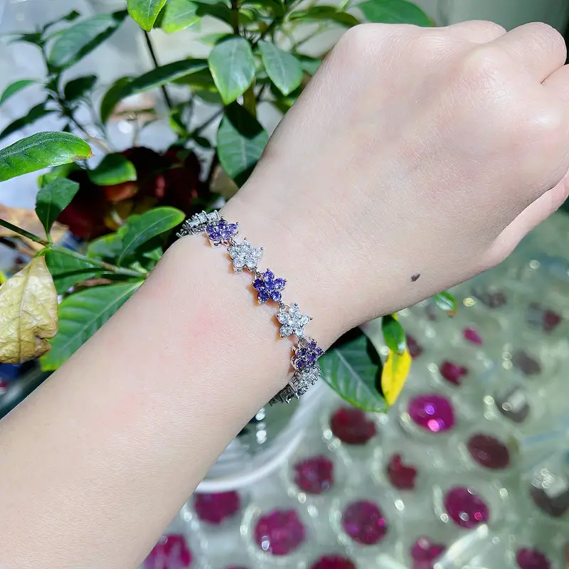 Zircon Plum Blossom Bracelet White Golden Plated — feature 13