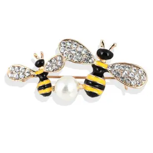 Yellow Little Duck Brooch with Rhinestone Design — feature 4
