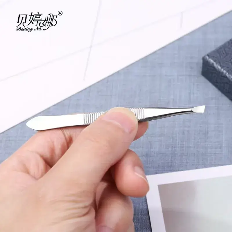 Betina Small Pull Eyebrow Clip Clip - Image 3