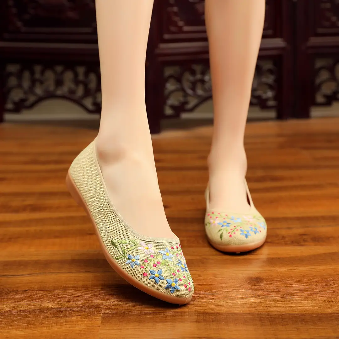 26 New Spring and Summer Old Beijing Cloth Shoes for Women, Middle-Aged and Elderly Mother's Shoes, Soft-Soled Embroidered Shoes, Ethnic Style Dance Shoes