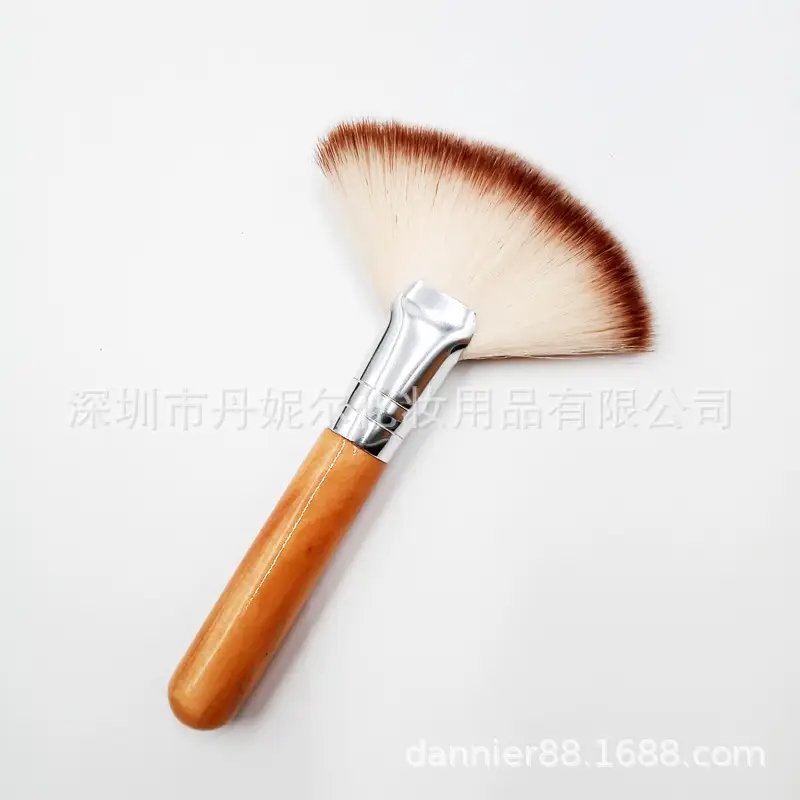 Log Style Large Fan Brush Powder Makeup Brush - Image 4