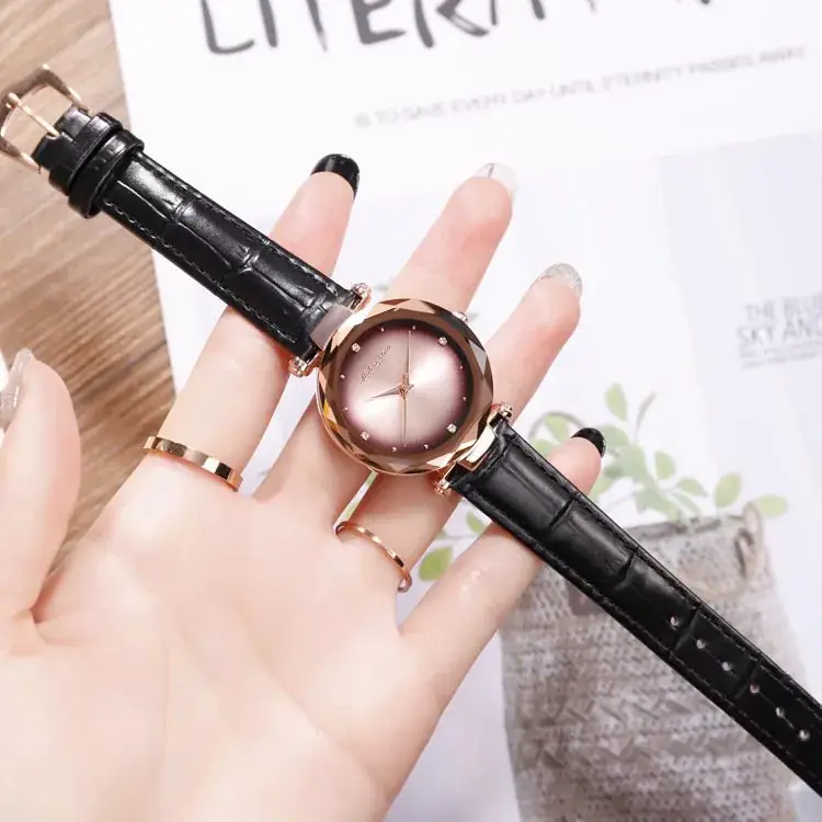 Luxury Women's Quartz Watch with Leopard Eye Pattern