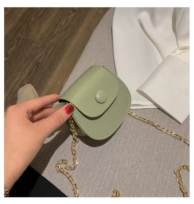 White Shoulder Crossbody Bag with Chain Strap — feature 18